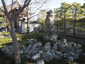 善徳寺：境内の石塔の写真です。