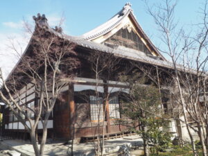 善得寺：本堂前と庭園の写真です。