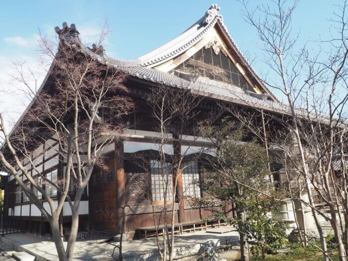 善得寺：本堂前と庭園の写真です。