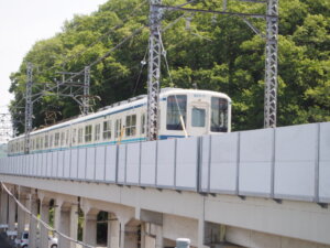 渡良瀬橋付近から東武伊勢崎線「足利市駅」発の電車の写真です。